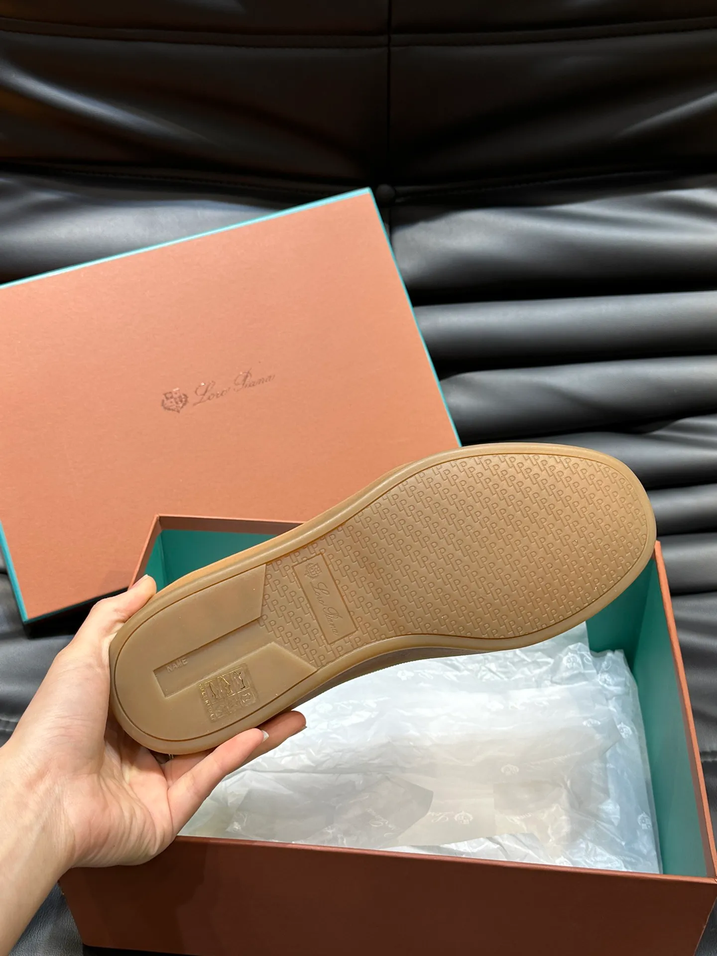 p420 Men's Shoes New 🆕Lp Old Money Style Men's Low-top Casual Tennis Shoes Loro Piana's high-end series has launched sports shoe styles made of soft cowhide. The breathable properties and flexible texture of natural materials make the sneakers both functional and comfortable. The high-quality metal-free tanning and tumble process highlights the natural texture of the leather, while the camel-colored sole and white rubber trim create a double-layer sole effect, making it an everyday shoe that can easily create a lazy and casual style! Size: 39-44 (45, 46 customized